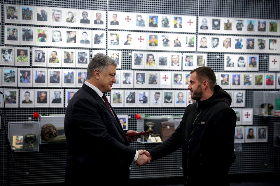 Визит Порошенко в Днепр: Президент вручил награды военным. Новости Днепра