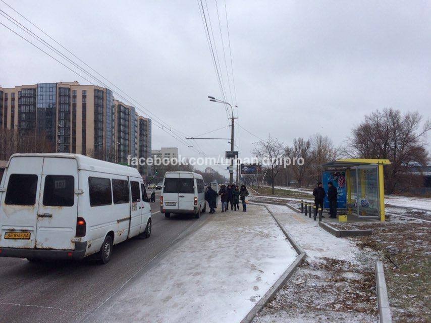 В Днепре вдоль Набережной Победы установили 14 современных остановок. Новости Днепра