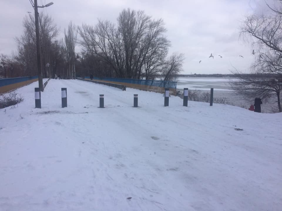 В Днепре въезд на косу по Набережной Победы перекрыли автоматическим барьером. Новости Днепра