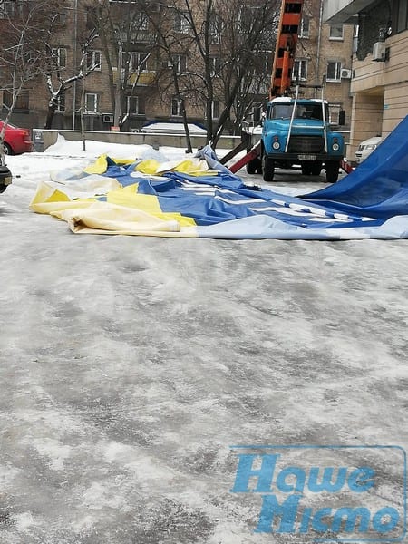 В Днепре на здание "Укроп" вешают огромный сине-желтый баннер. Новости Днепра