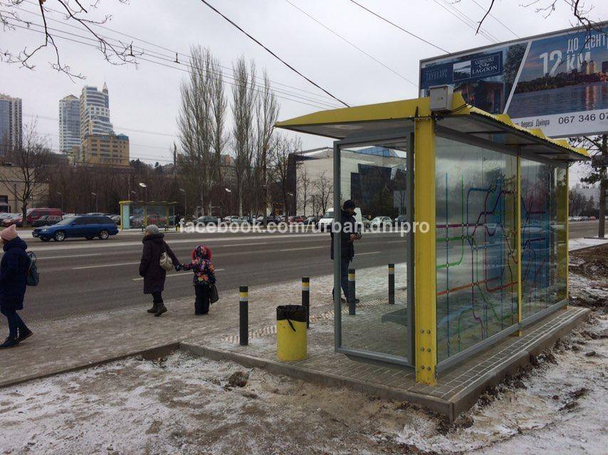 В Днепре вдоль Набережной Победы установили 14 современных остановок. Новости Днепра