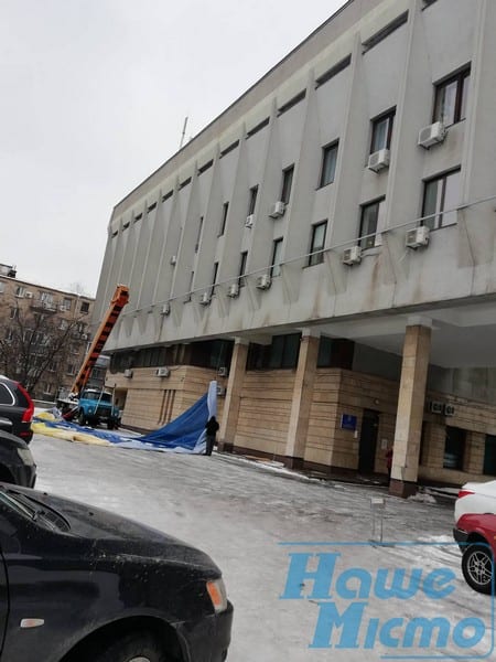 В Днепре на здание "Укроп" вешают огромный сине-желтый баннер. Новости Днепра