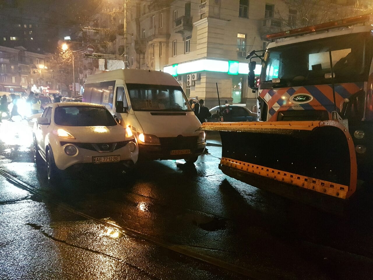 В Днепре на перекрестке центральных улиц случилось ДТП: движение затруднено. Новости Днепра