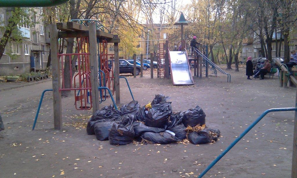 В Днепре детскую площадку превратили в "гадюшник". Новости Днепра