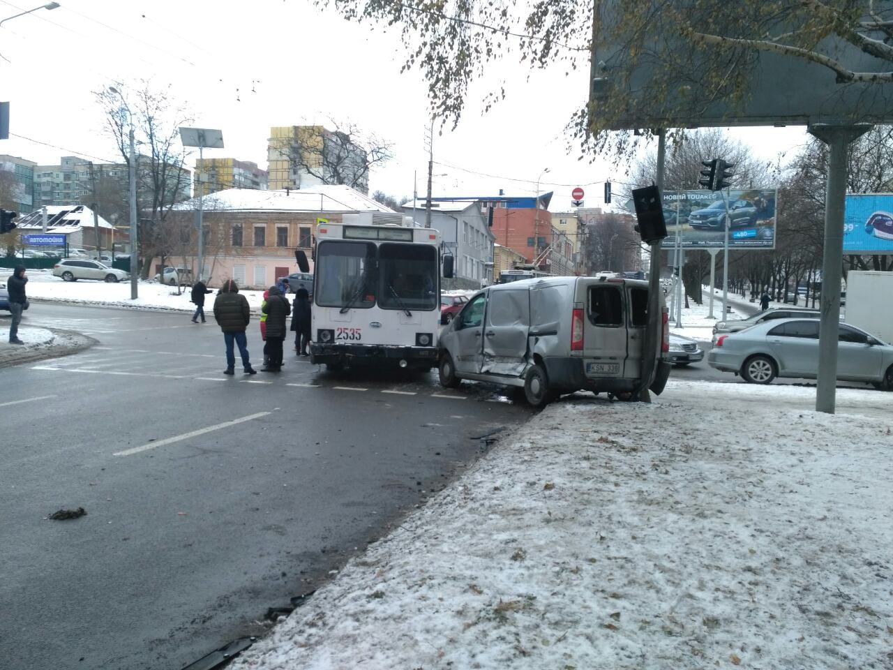 В Днепре на перекрестке Поля и Ульянова троллейбус и «евробляха» не поделили дорогу. Новости Днепра