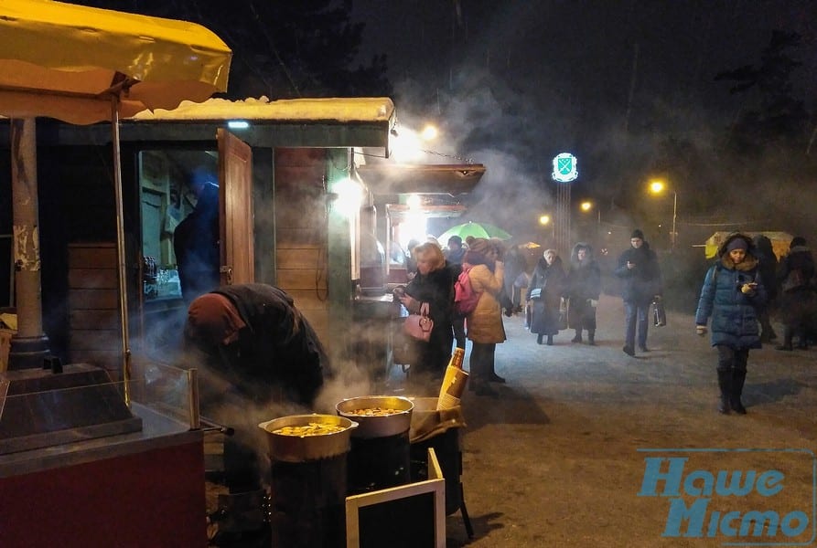 Как открывали главную елку Днепра в парке Глобы. Новости Днепра