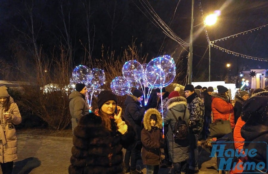 Как открывали главную елку Днепра в парке Глобы. Новости Днепра