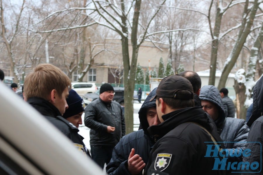 "Адвокатская бойня" в центре Днепра: в ход пошли дымовые шашки и слезоточивый газ (Фото/Видео). Новости Днепра