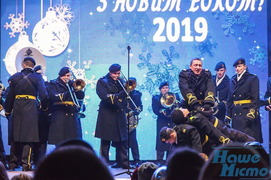 Как открывали главную елку Днепра в парке Глобы. Новости Днепра