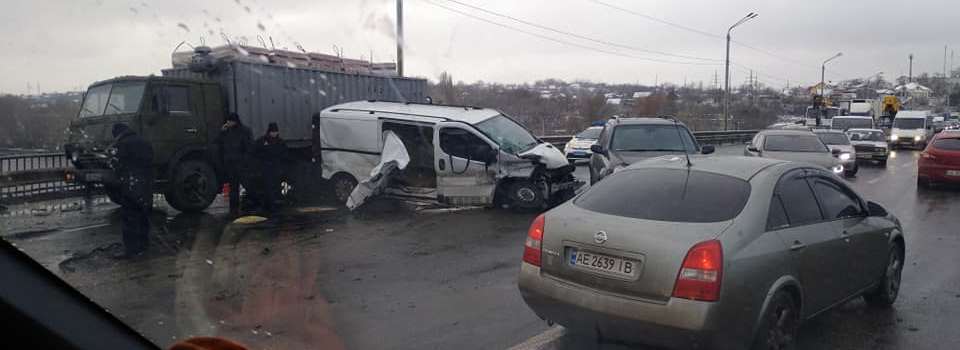 В Днепре серьезное ДТП парализовало движение по мосту (фото). Новости Днепра