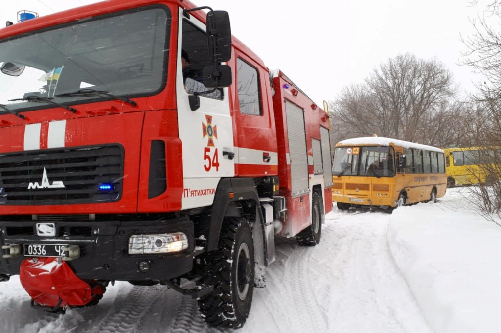 Под Днепром спасатели вытащили из снежной ловушки автобус с детьми. Новости Днепра