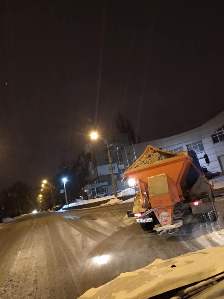 Пока весь Днепр спит: как снегоуборочная техника справлялась с завалами в Рождественскую ночь. Новости Днепра