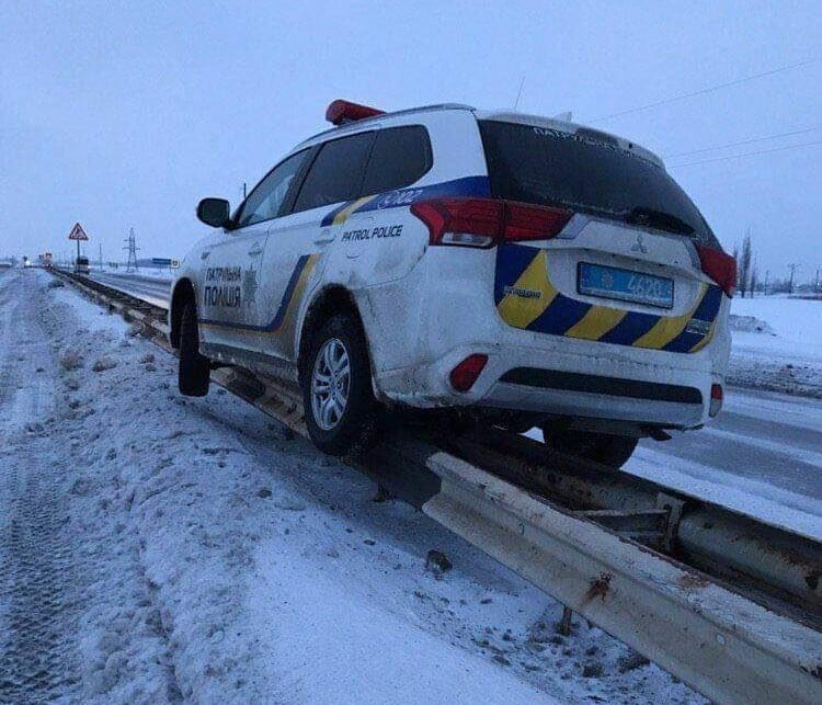 Вылетели на отбойник: полиция попала в нестандартное ДТП. Новости Днепра