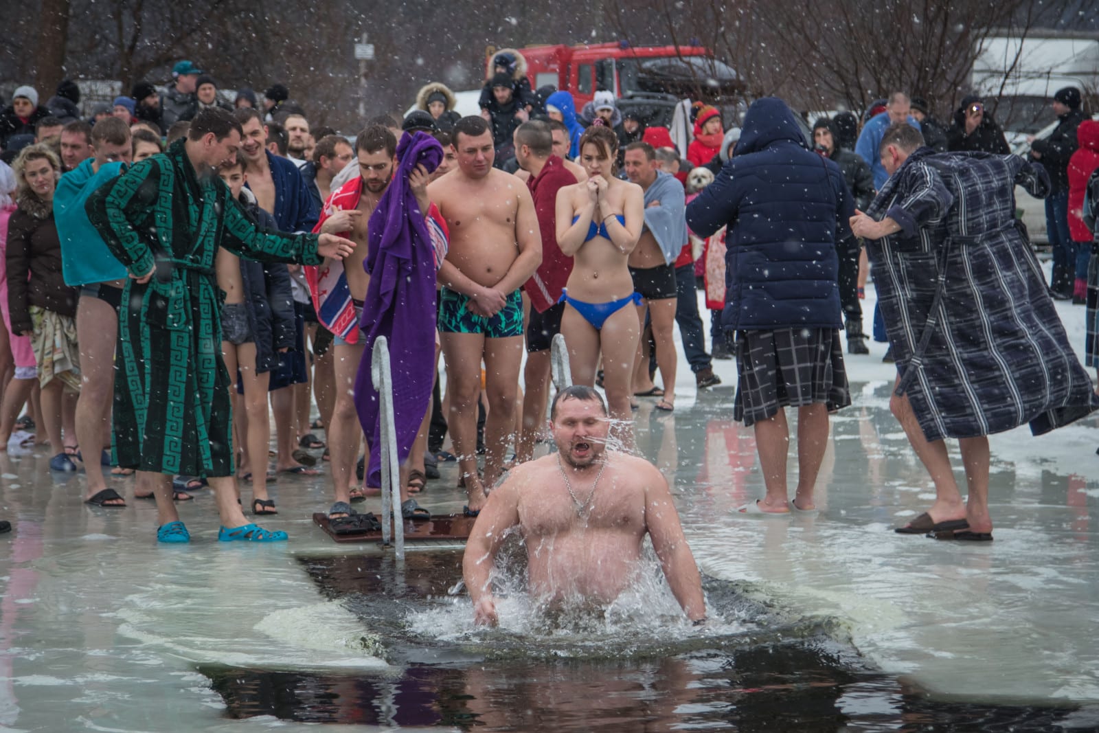 Очередь к Богу: как в Днепре окунаются на Крещение (фоторепортаж). Новости Днепра