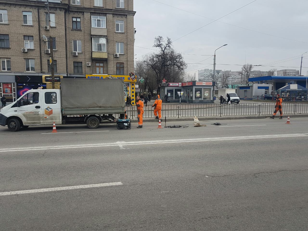 В Днепре на проспекте Слобожанском устанавливают новые ограждения для пешеходов. Новости Днепра