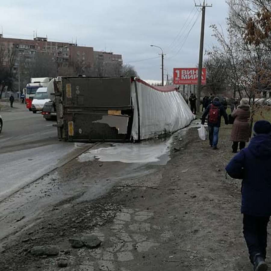 В Днепре на ул. Космической грузовик перевернулся грузовик с пивом: движение парализовано. Новости Днепра