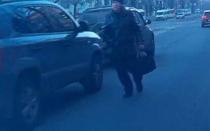Гонки со смертью: на 12-м квартале днепряне бросаются под колёса машин. Новости Днепра