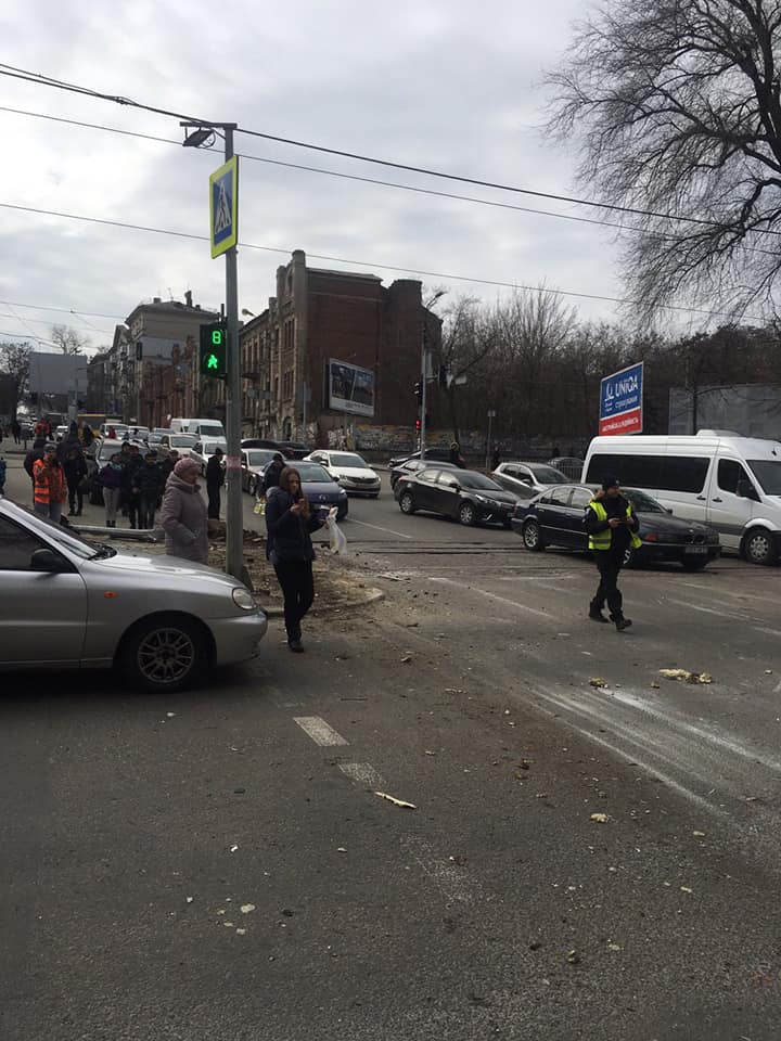 В центре Днепра перевернулся грузовик без тормозов. Новости Днепра