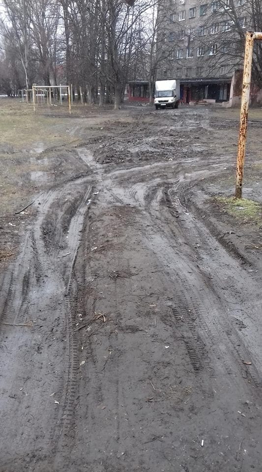 "Вид, как в Припяти": в Днепре водители превратили детскую площадку в болото (Фото). Новости Днепра