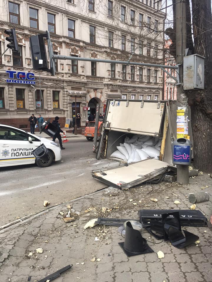 В центре Днепра перевернулся грузовик без тормозов. Новости Днепра