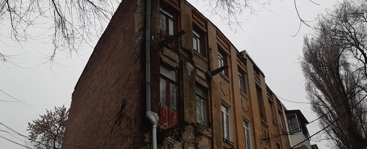 Пережил бомбы, Совок и беззаконие 90-х: в Днепре "бессмертный" дом разваливается на головы жильцам. Новости Днепра