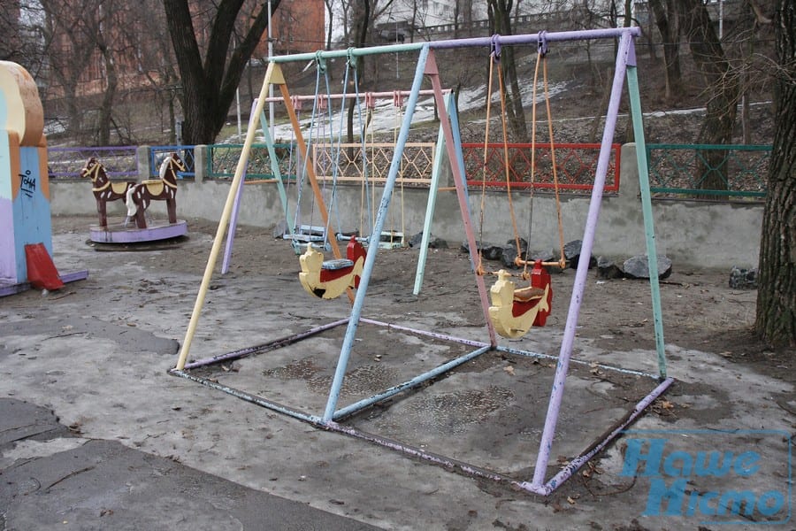 В Днепре просят отремонтировать заброшенную детскую площадку в парке Глобы. Новости Днепра