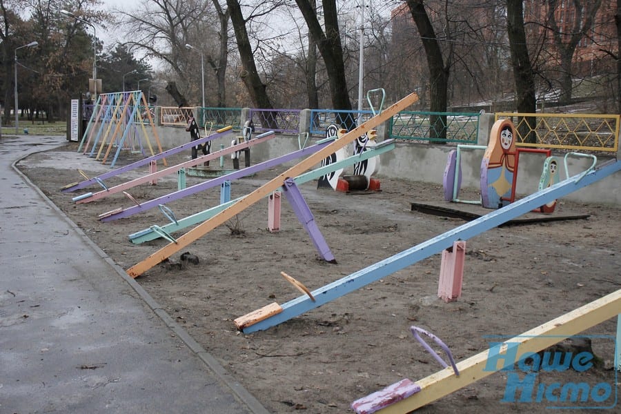 В Днепре просят отремонтировать заброшенную детскую площадку в парке Глобы. Новости Днепра