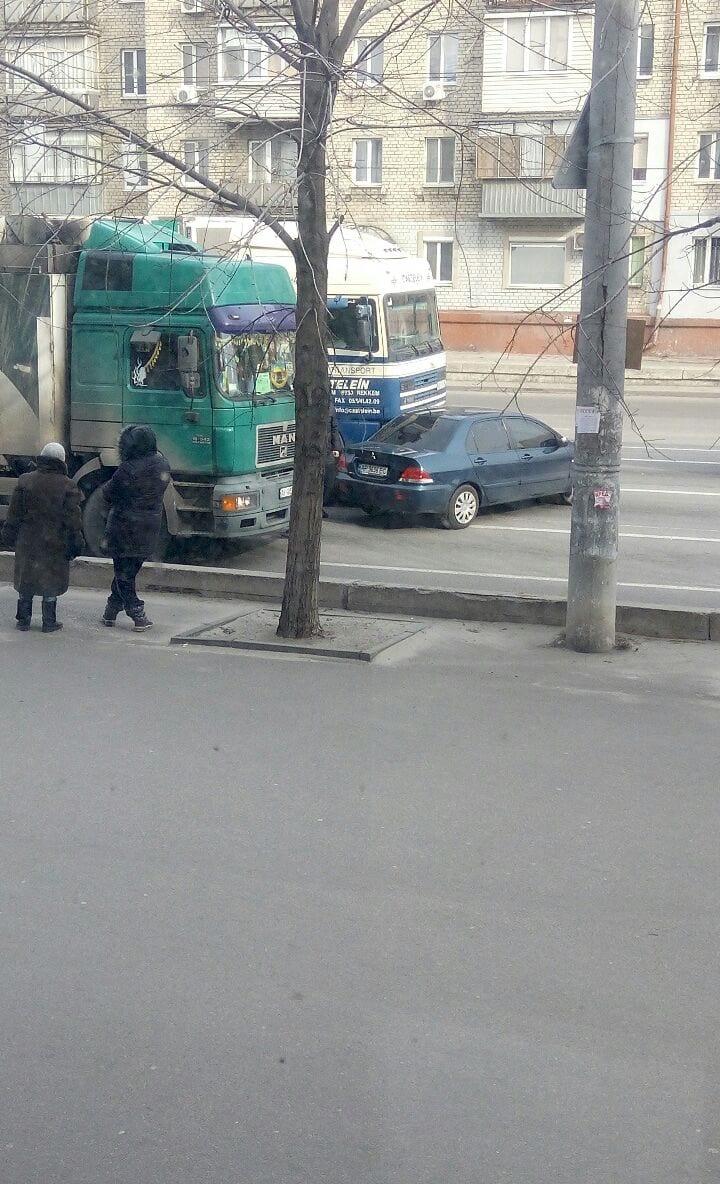 ДТП на Слобожанском проспекте: фура врезалась в иномарку (ФОТО). Новости Днепра