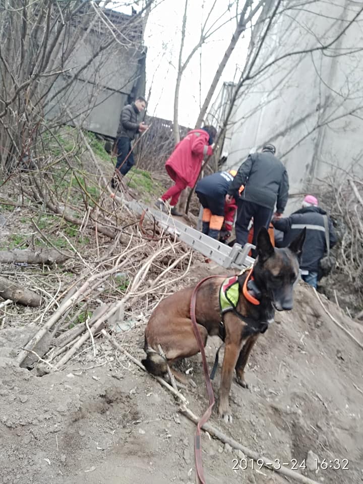 Как в Днепре спасали женщину, упавшую в 3-х метровый коллектор. Новости Днепра