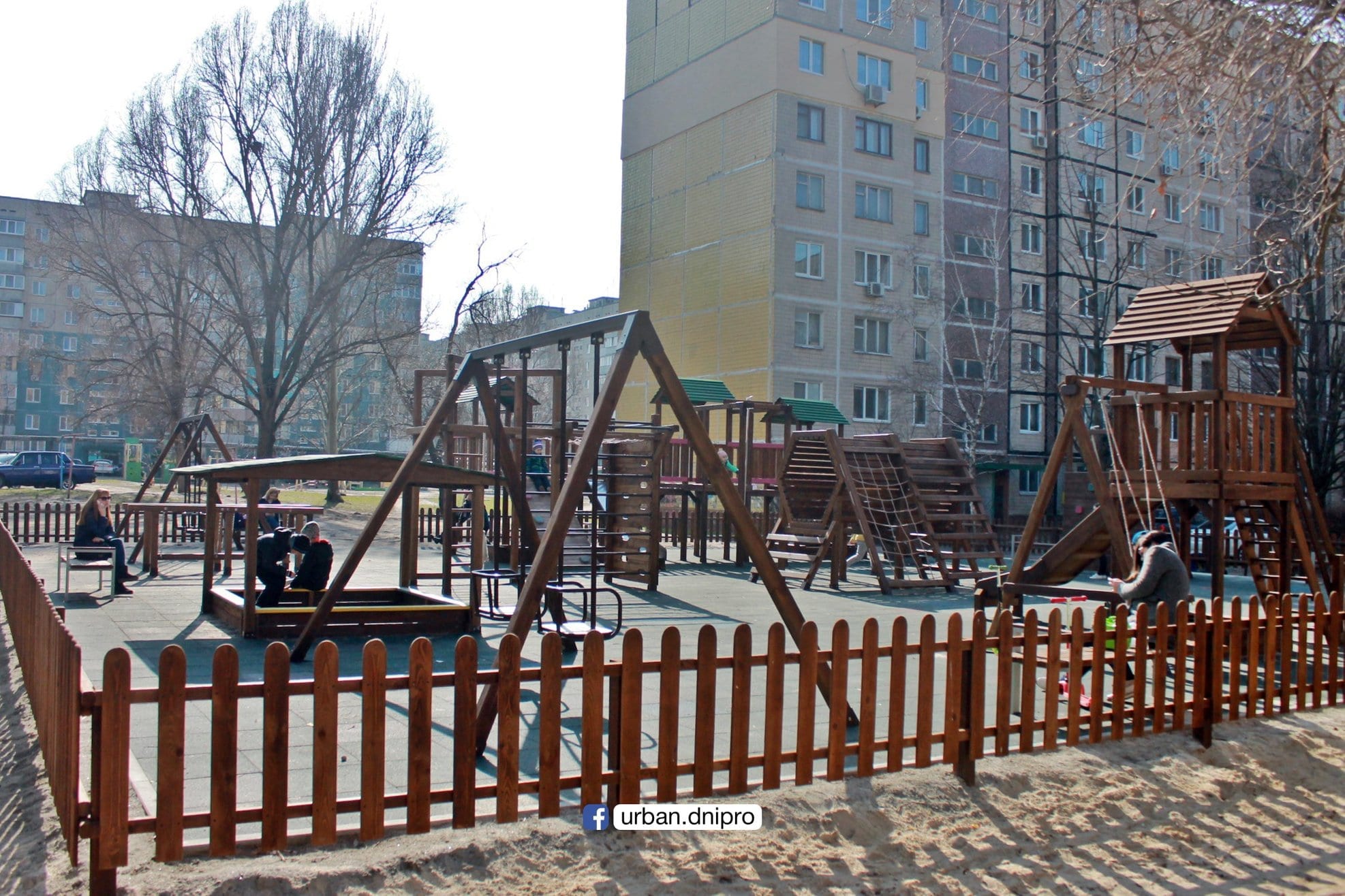 В Днепре на проспекте Героев появился новенький детский городок. Новости Днепра