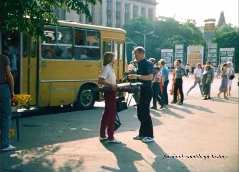 Фонтан возле ЦУМа, желтые троллейбусы и "Маяк": Днепр в фильме 80-х годов. Новости Днепра