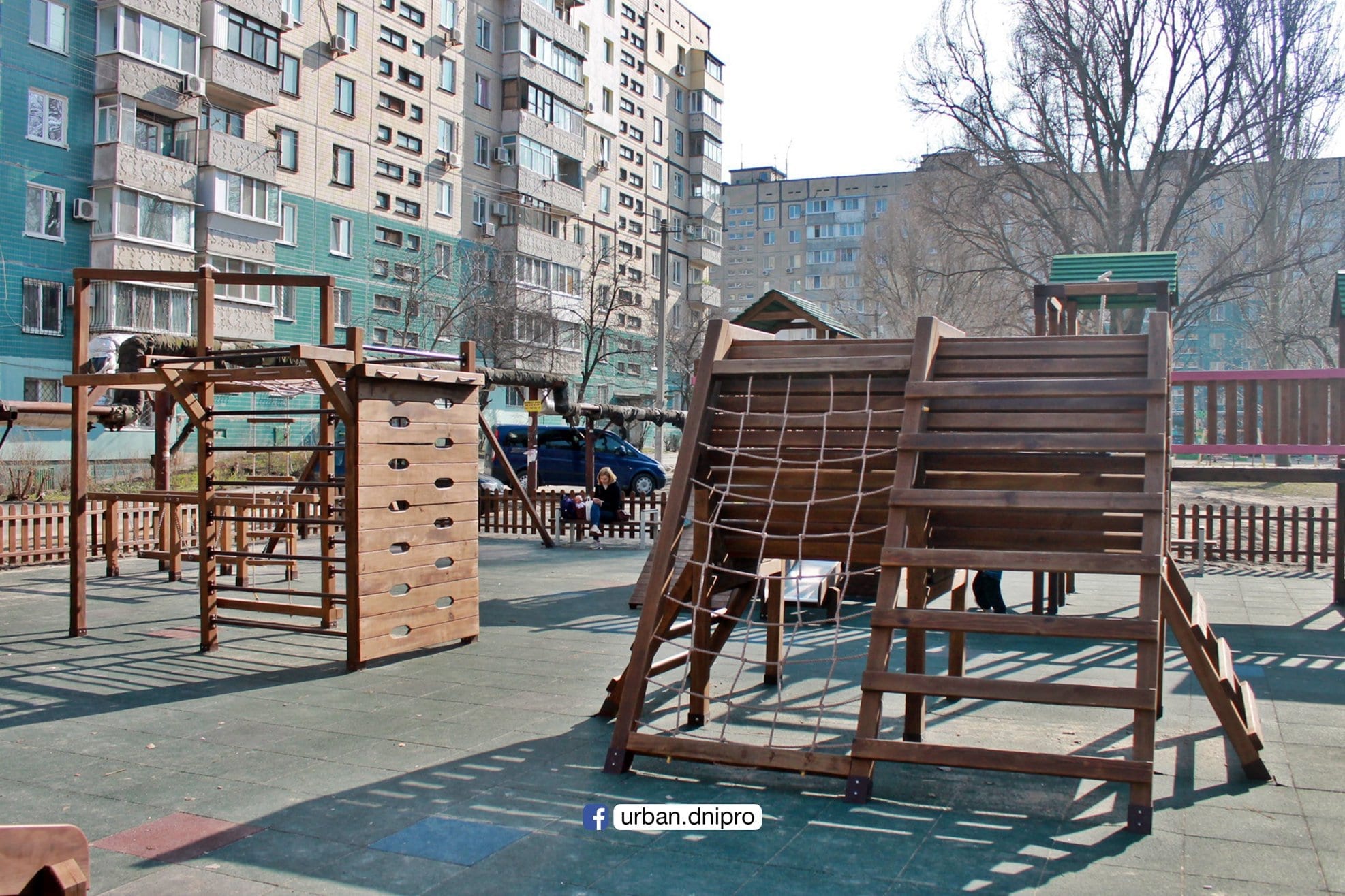 В Днепре на проспекте Героев появился новенький детский городок. Новости Днепра