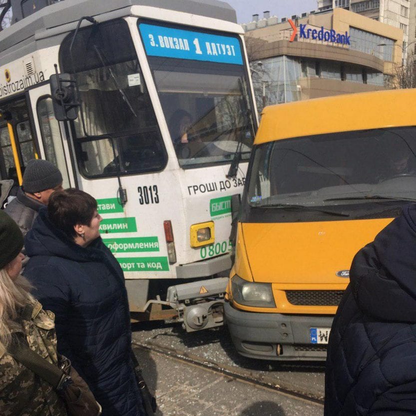 ДТП в Центре Днепра: фургон Ford парализовал движение транспорта. Новости Днепра