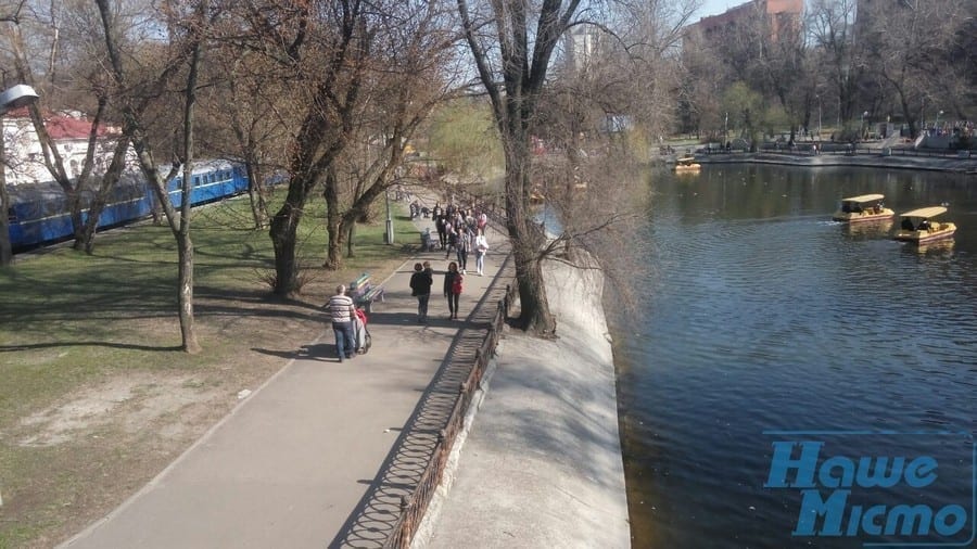 В Днепр пришла весна: катамараны в парке Глобы вышли на воду (фото). Новости Днепра