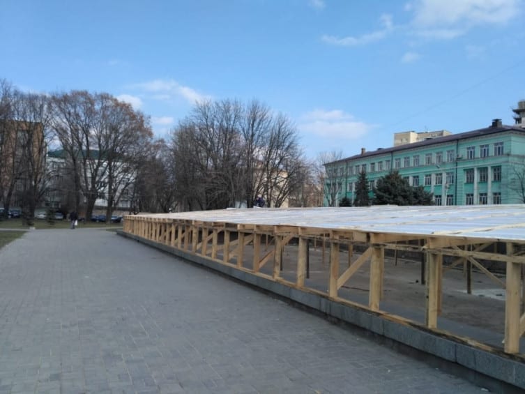 Деревянная "рубашка" для музы Днепра: фонтан возле Театра Оперы и Балета готовят к реконструкции (фото). Новости Днепра