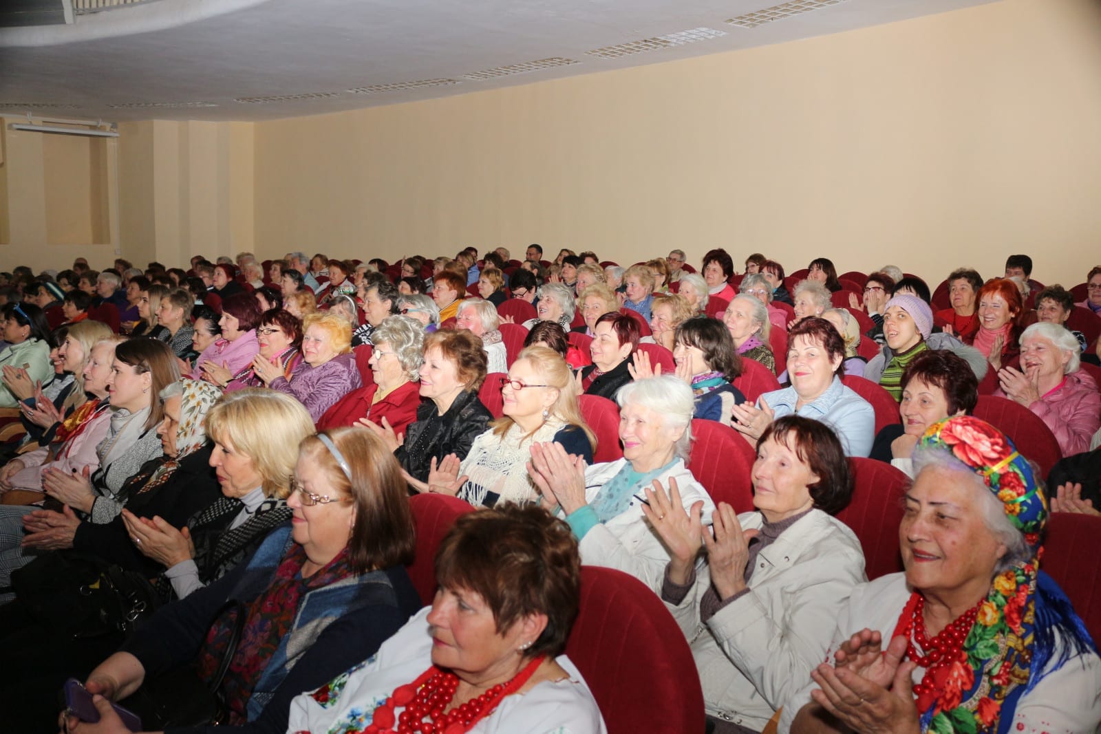 Жартівливі завдання, міми та живі статуї: У Дніпрі для слухачів Університету третього віку влаштували гуморину. Новости Днепра