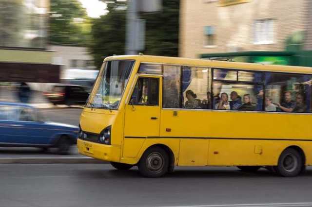 Водитель-тиран и безразличие пассажиров: в Днепре маршрутчик вытолкнул школьницу из салона. Новости Днепра