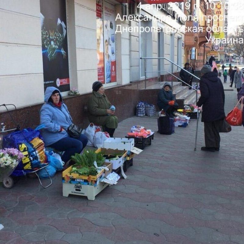 В Днепре уличные торгаши бросаются на муниципалов с кулаками (видео). Новости Днепра