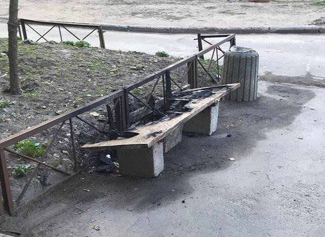 Орудует банда: в Днепре вандалы систематически жгут лавочки. Новости Днепра