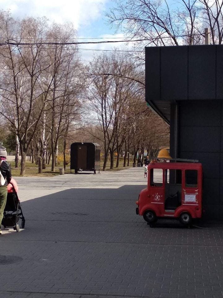 В Днепре огромный киоск "отжал" у города часть пешеходного бульвара. Новости Днепра