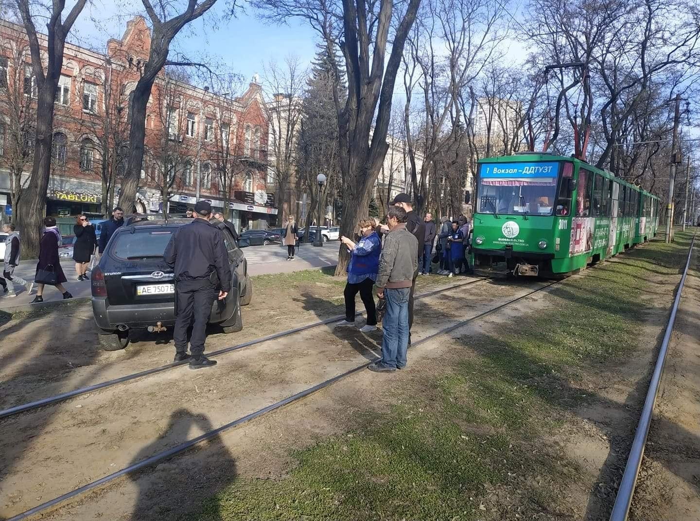 "Герой парковки" парализовал движение по Центральному проспекту Днепра. Новости Днепра