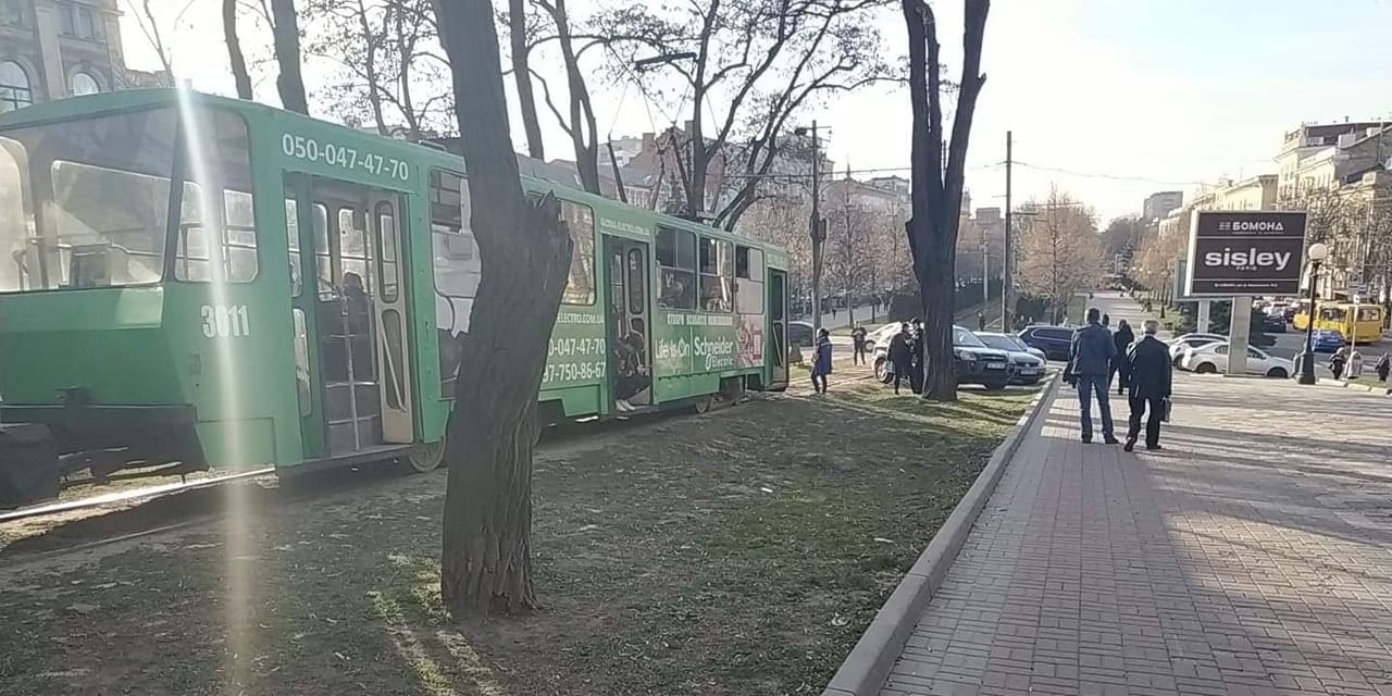 "Герой парковки" парализовал движение по Центральному проспекту Днепра. Новости Днепра