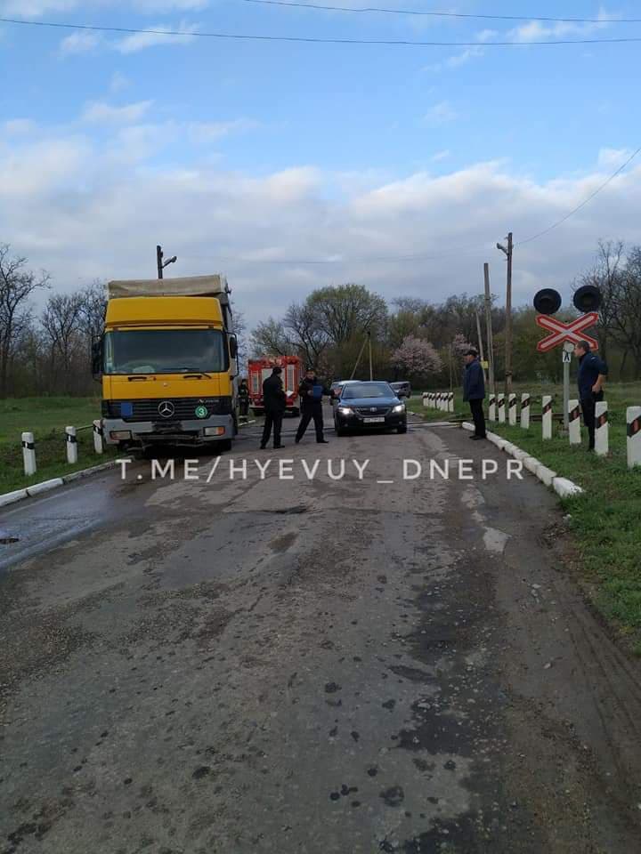 В Днепре нетрезвый дальнобойщик вылетел на железнодорожный переезд (фото). Новости Днепра