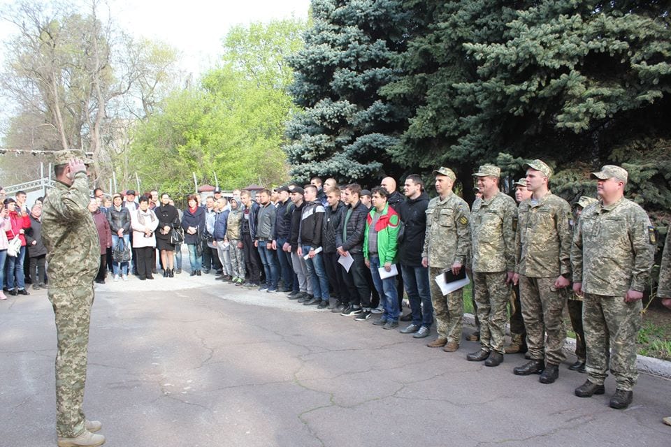 Слезы матерей и объятья невест: в Днепре началась отправка призывников в армию (Фото). Новости Днепра