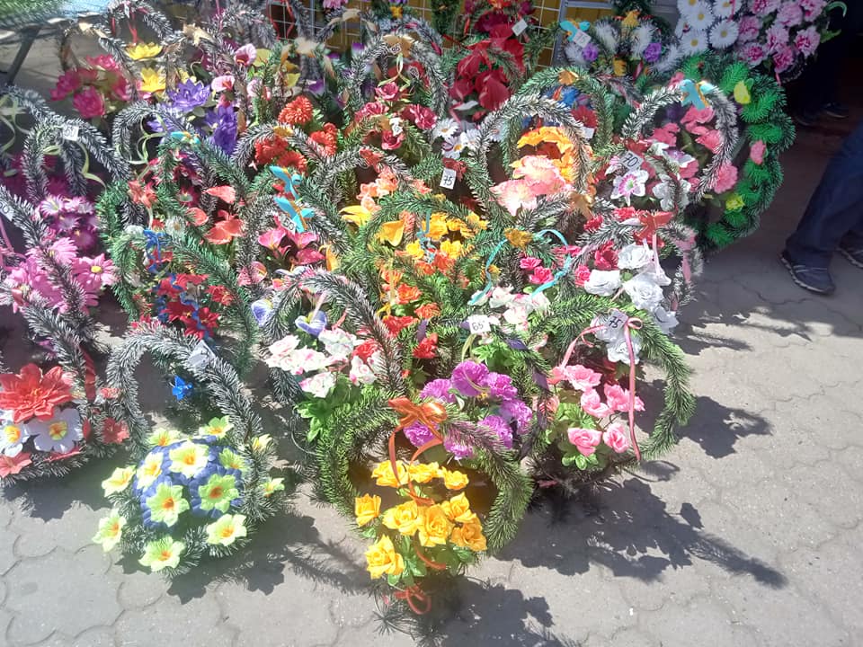 Днепр утопает в "мертвых цветах" (Фото). Новости Днепра