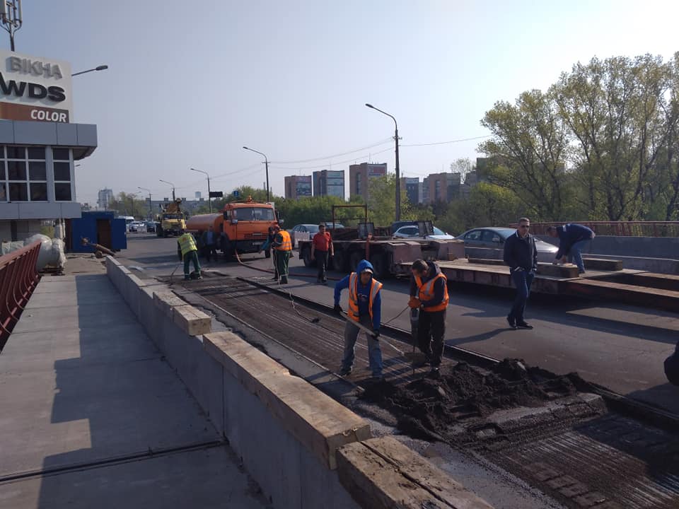 На Центральном мосту Днепра начали замену асфальта (видео). Новости Днепра