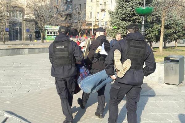 В Киеве задержали активиста за листовки против Зеленского: соцсети возмущены. Новости Днепра