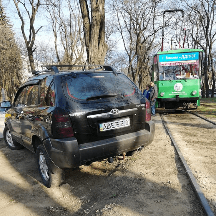 "Герой парковки" парализовал движение по Центральному проспекту Днепра. Новости Днепра