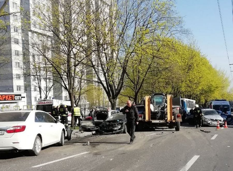 Грузовик на полном ходу снёс ряд машин по проспекту Поля в Днепре: движение парализовано. Новости Днепра