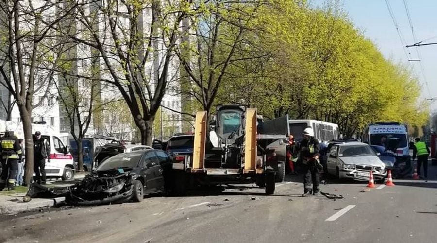 Грузовик на полном ходу снёс ряд машин по проспекту Поля в Днепре: движение парализовано. Новости Днепра